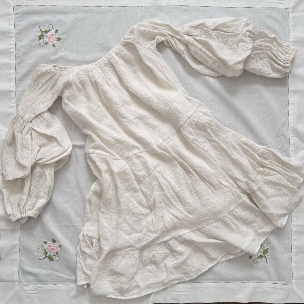 white size XS ruffled long sleeve dress with puff sleeves